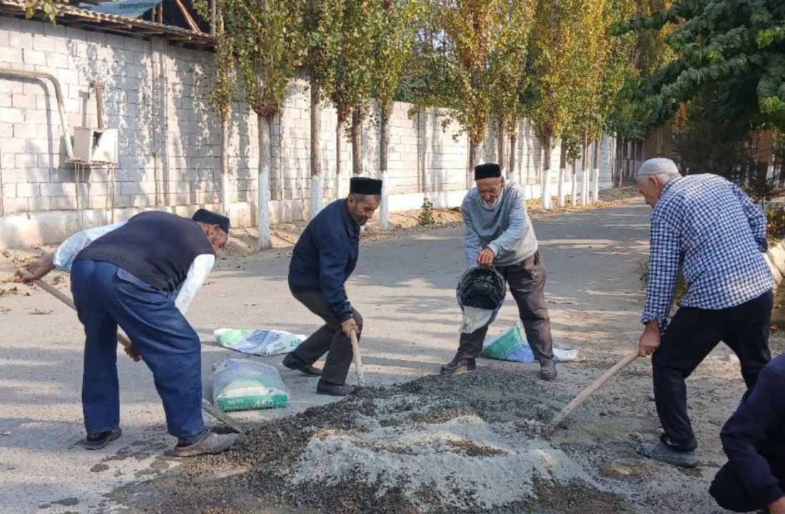 Norin tumanining “Mirsultonchek” mahallasidagi ichki ko‘chalar asfalt qirg‘oqlari betonlanmoqda