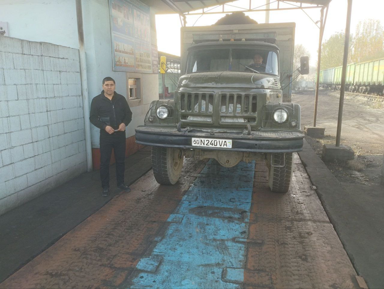 Norin ko‘mir omborida aholiga ko'mir mahsuloti tarqatilinmoqda